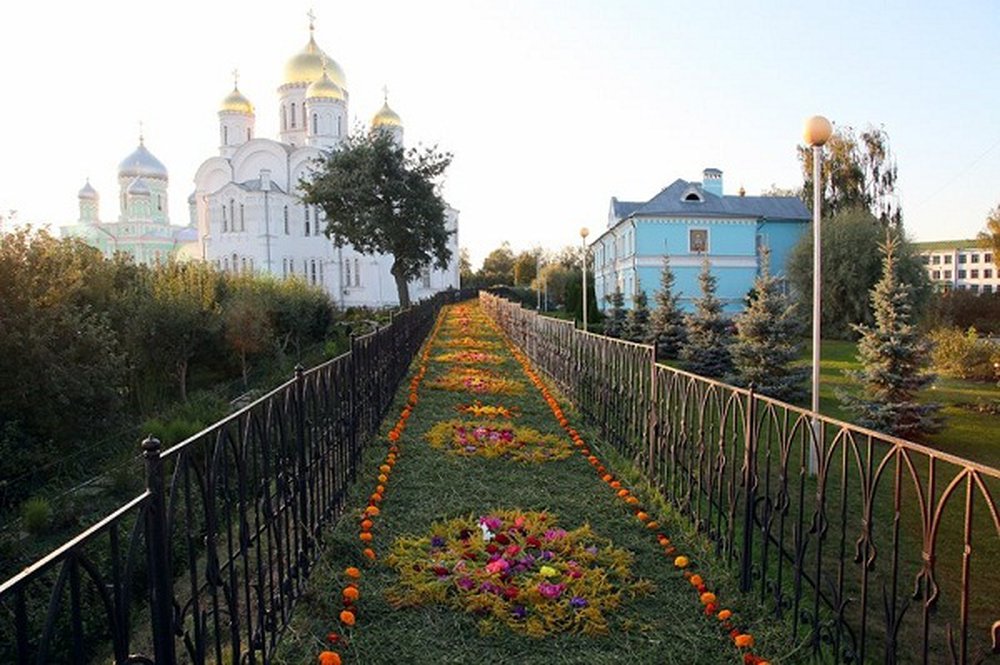 Где канавка богородицы в дивеево. Серафимо-Дивеевский монастырь канавка Богородицы. Дивеево монастырь канавка Богородицы. Дивеевский монастырь канавка.
