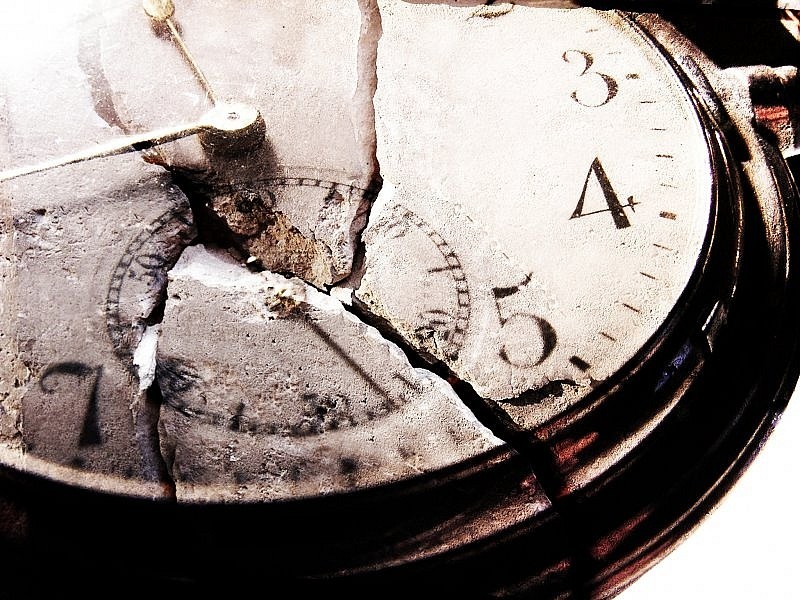 Сломанные наручные часы. Разбитые часы. Сломанные часы. Часы сломались. Разбитые наручные часы.