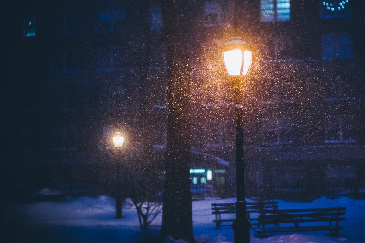 Снегопад в свете фонаря