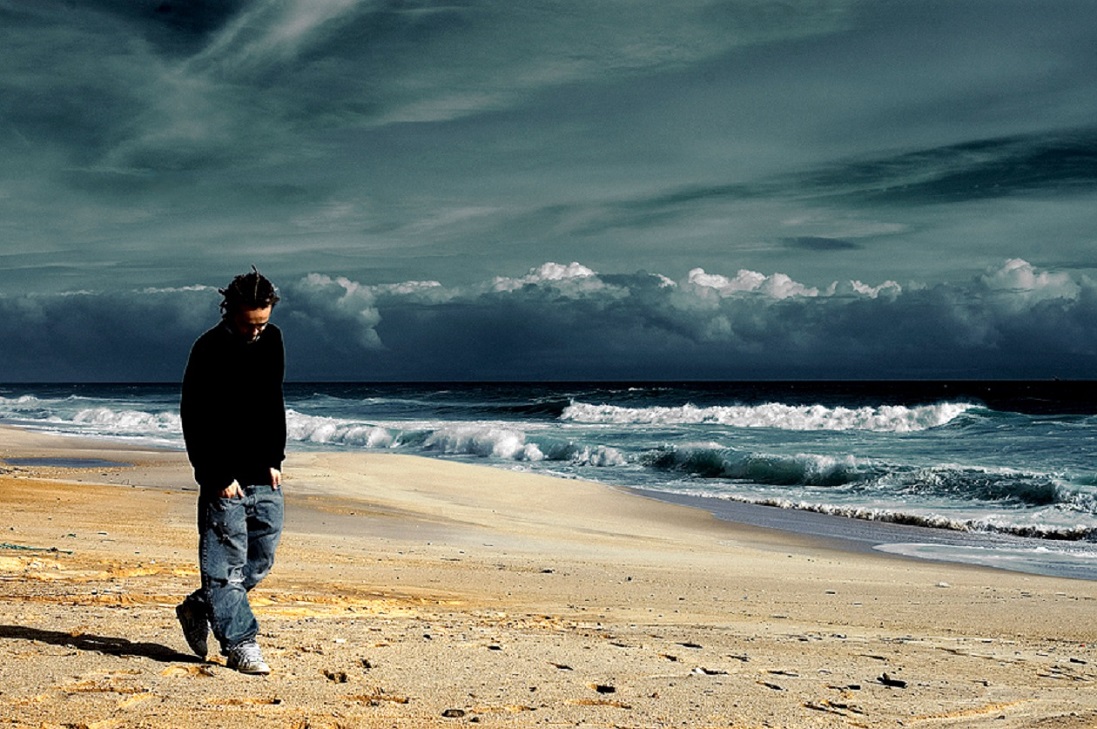 Клип смысл жизни. Человек на берегу моря. Одинокий человек. Парень на море. Одинокий парень.