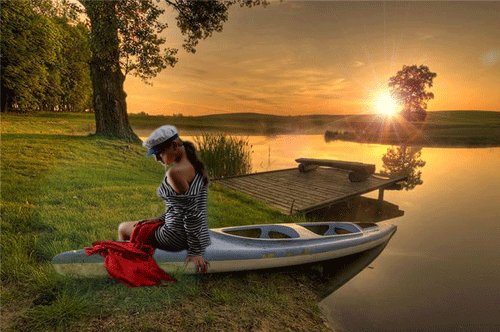 Двое в лодке песня. Девушка в лодке. Девушка у реки. Романтическая прогулка на лодке. Фотосессия у реки.