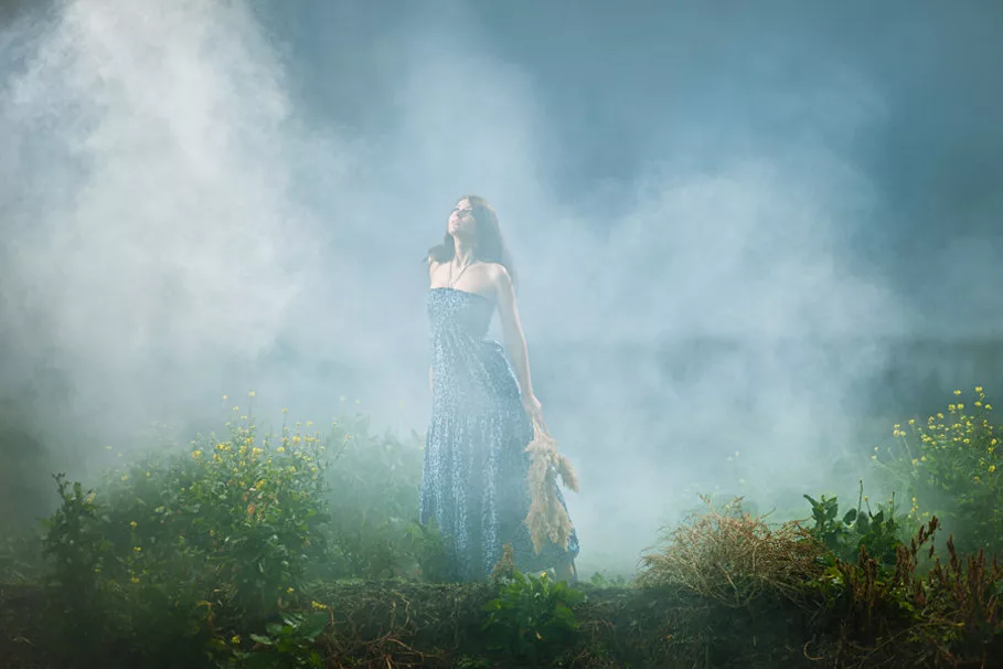 Пелена воды. Девушка в тумане. Образ женщины в тумане. Туман фэнтези. Фотосессия в тумане.