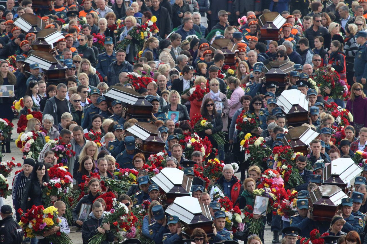 Похороны погибших в теракте в москве. Похороны погибших в Керчи. Керченская трагедия похороны.