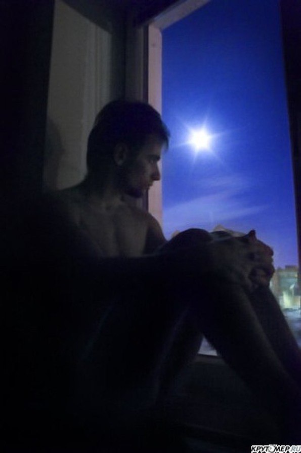 Луна заглядывает в окно. Парень ночью у окна. Луна в окне. Луна светит в окно. Мужчина у окна.