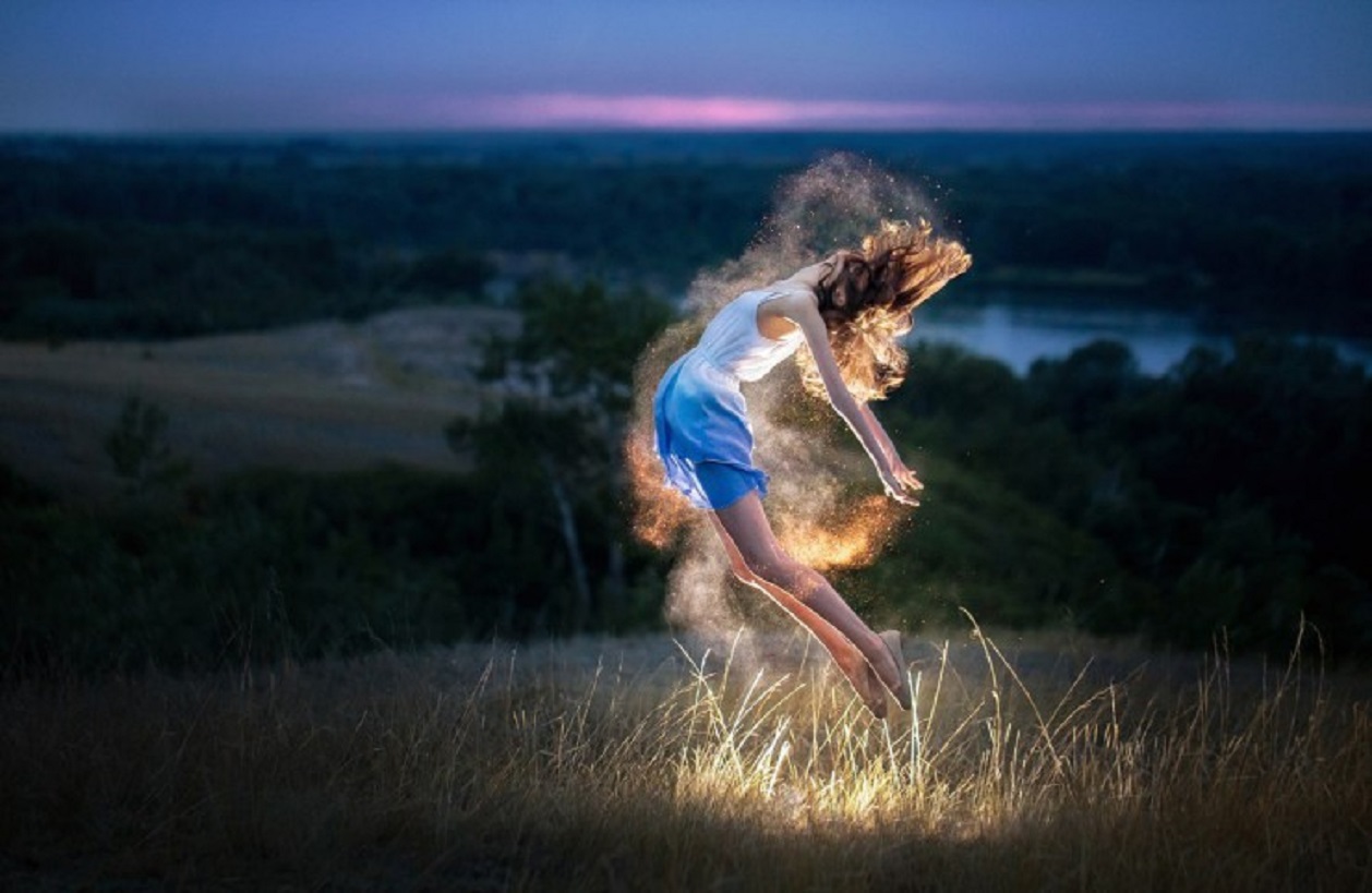 Образ состояние. Девушка убегает. Танцующая девушка на природе. Девушка танцует в поле. Девушка парит в воздухе.