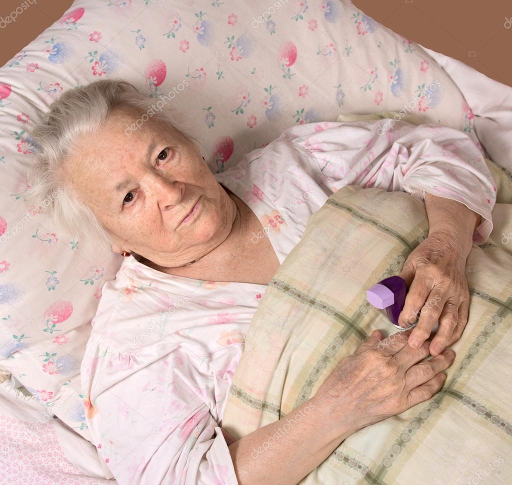 Грипп пожилые. Больные лежачие старушки. Больная старушка на кровати. Больная бабушка в кровати.
