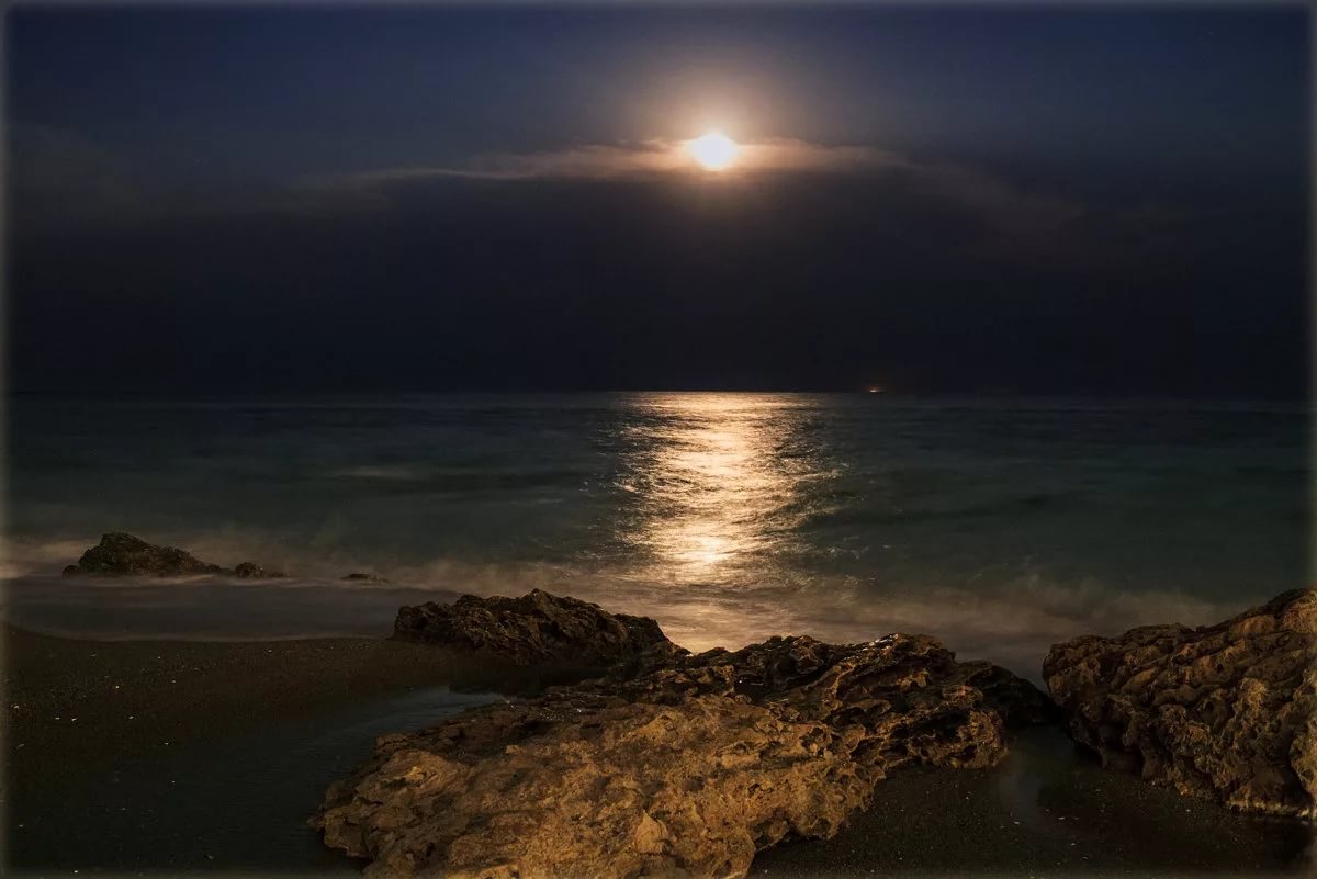 Читать ночь у берега 84. Луна над пляжем Ксерокамбос, Греция. Ночное море. Ночь в море. Красивое ночное море.