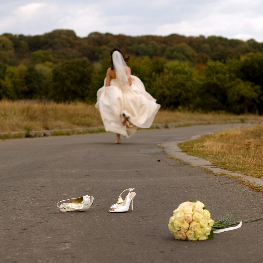 Любовь сбежавшая невеста. Runaway Bride Сбежавшая невеста. Невеста сбежала со свадьбы. Девушка убегает в свадебном платье.