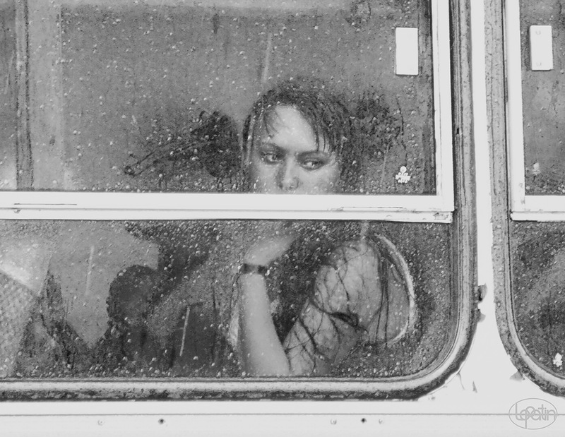 В окне автобуса поплыл военкомат. Девушка в автобусе у окна. Человек в окне поезда. Человек в окне автобуса. Девочка в окне автобуса.