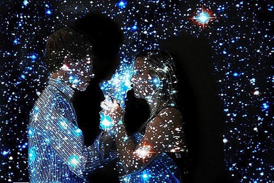 Его душа а звездное серебро. Поцелуй в космосе. Космос любовь. Поцелуй под звездным небом. Космическая встреча.