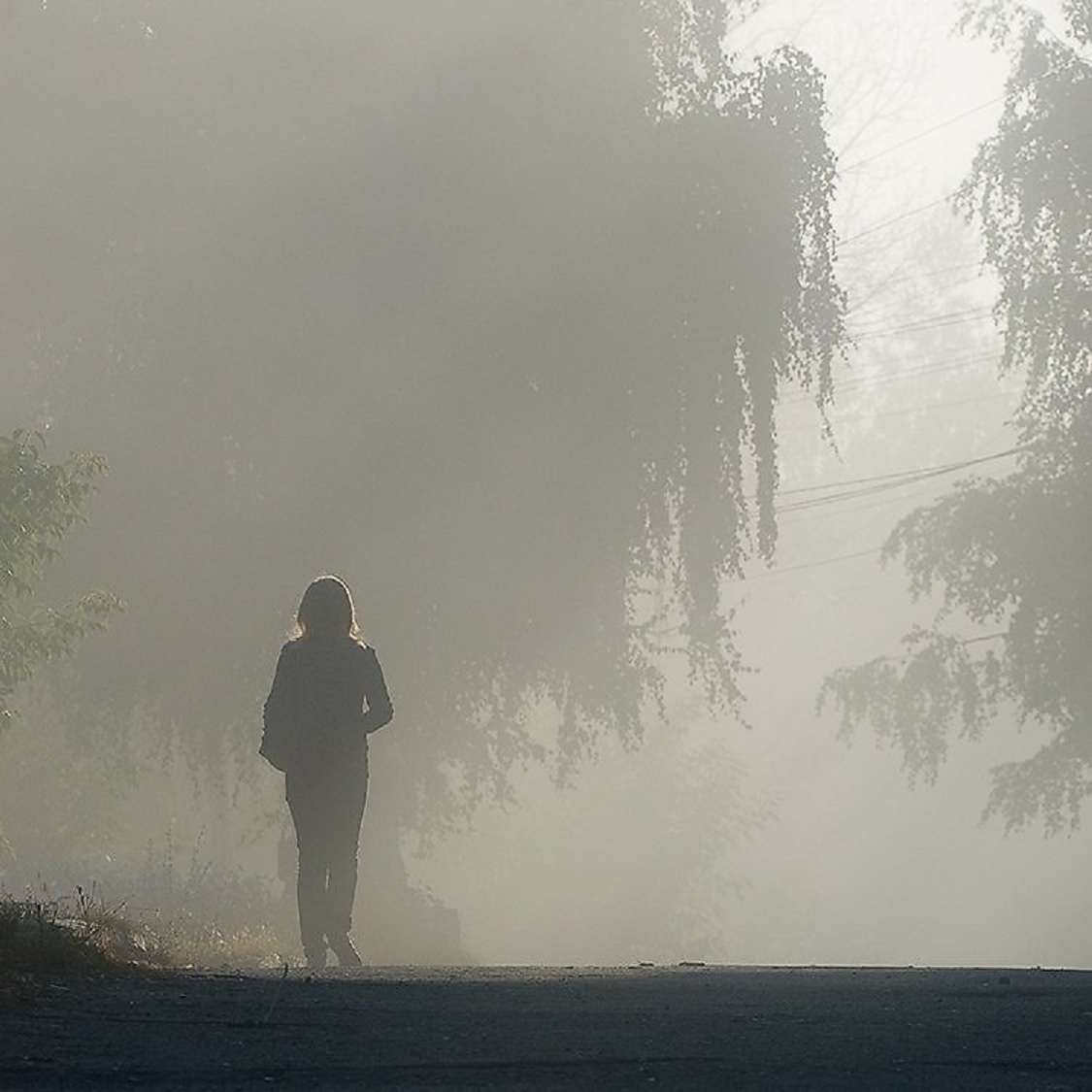 В далеке видны. Человек в тумане Эстетика. Девушка в тумане. Туман. Силуэт в тумане.
