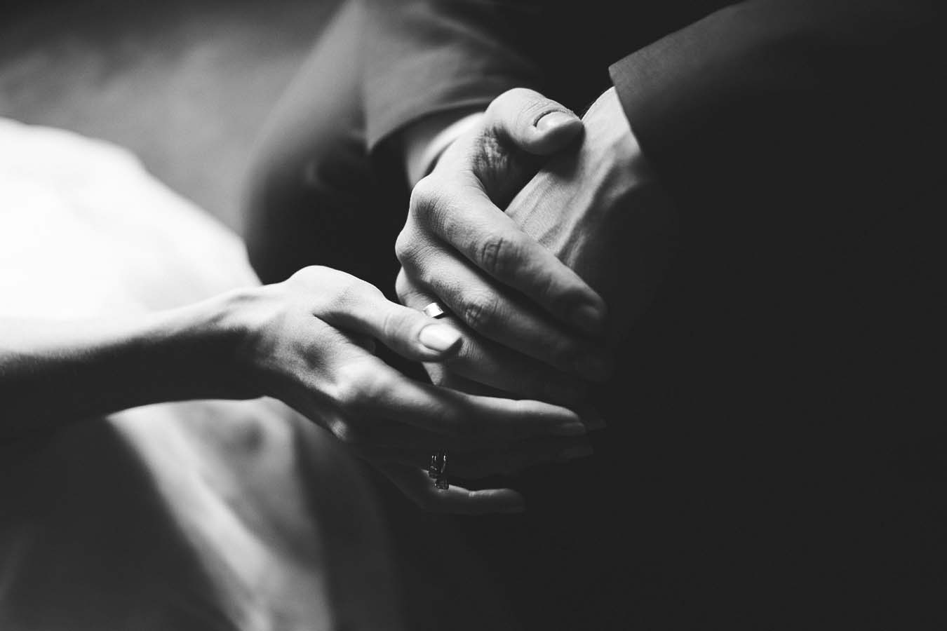 Болезненные прикосновения. Мужская рука. Красивые мужские руки. Руки страсть. Нежное прикосновенье.