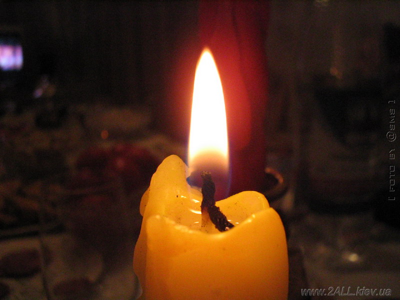Догорает огарок свечи. Сгоревшая свеча. Огарок свечи. Шахтерская свеча. Горящая свеча 9 мая.