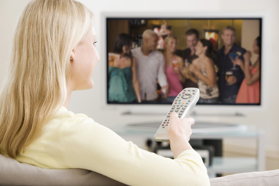 Включить телевизор утром. Женщина у телевизора. Девушка перед телевизором. Девушка смотрит телевизор. Девушка смотрит ТВ.