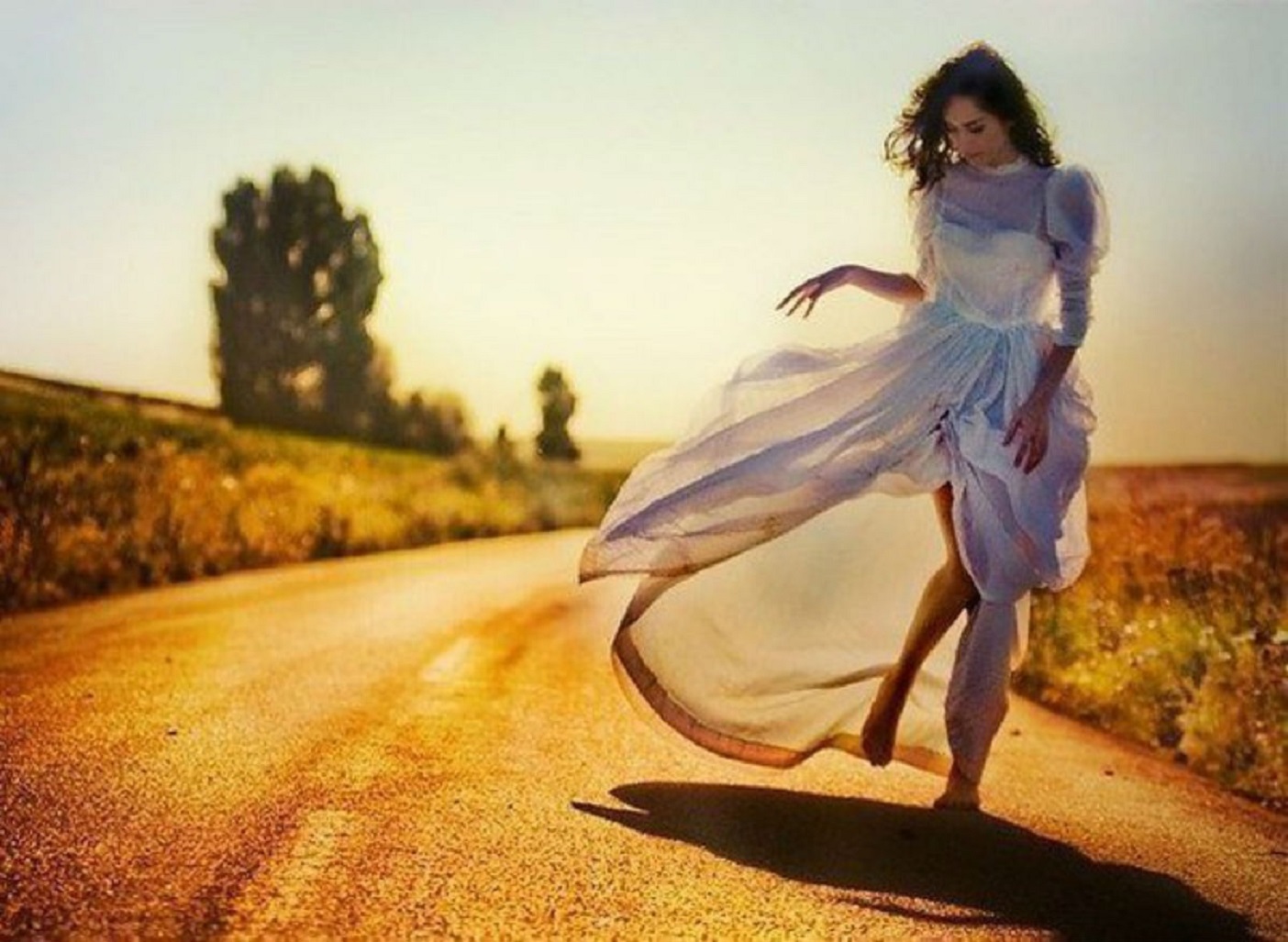 Пошла я женщины. Счастливая девушка. Девушка бежит в платье. Развивающееся платье.