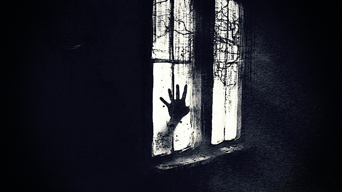 Черная рука ночью. Жуткие руки из Темноты. Мертвец в окно стучится.