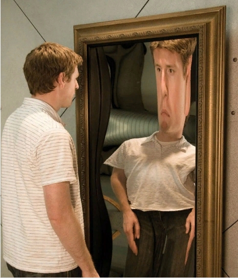 Почему зеркало кривое. Кривые зеркала. Кривое зеркало. Отражение в Кривом зеркале. Люди кривые зеркала.