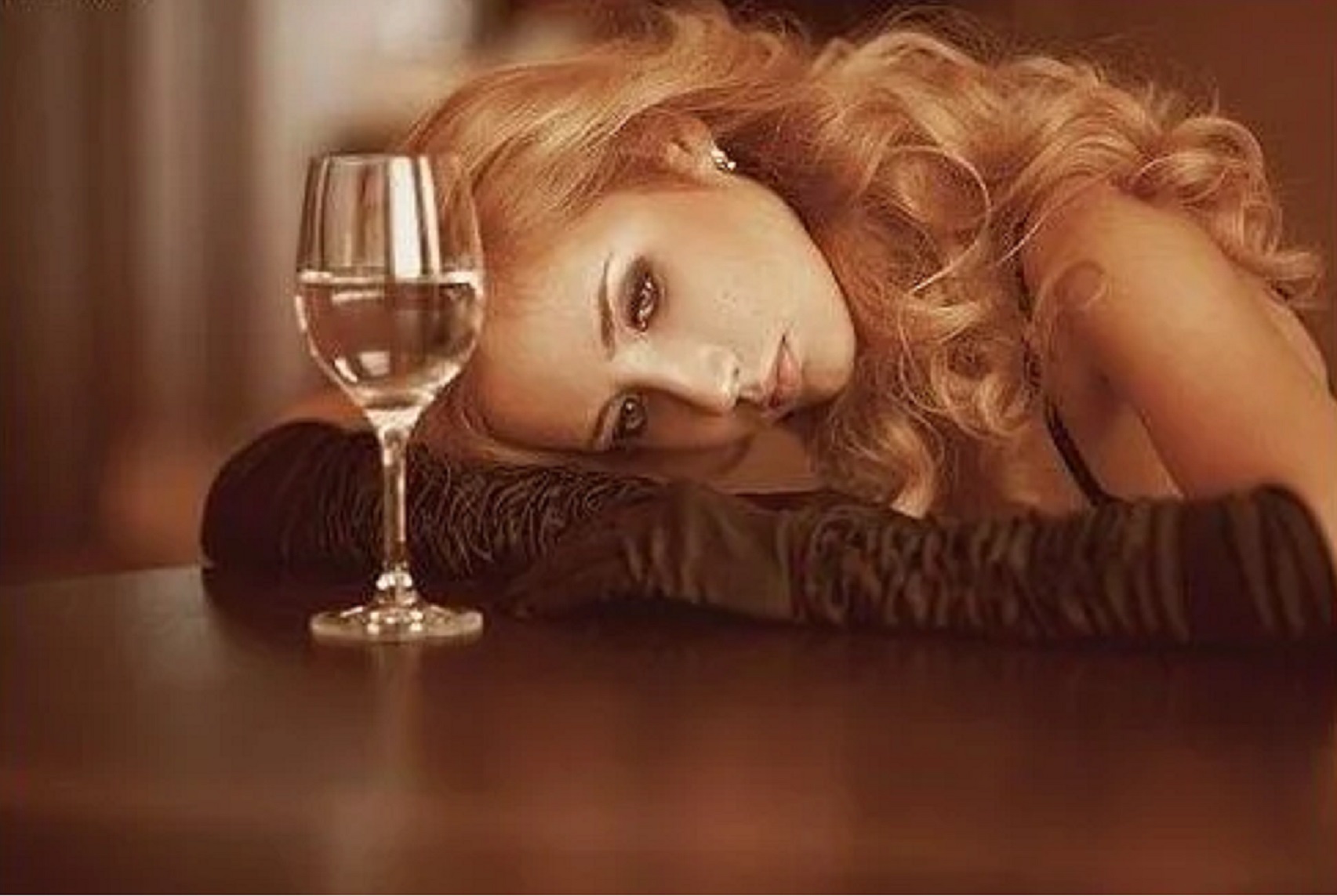 Вечером хочется пить. Девушка с бокалом. Женщина с бокалом вина. Девушка с вином. Грустная женщина с бокалом.