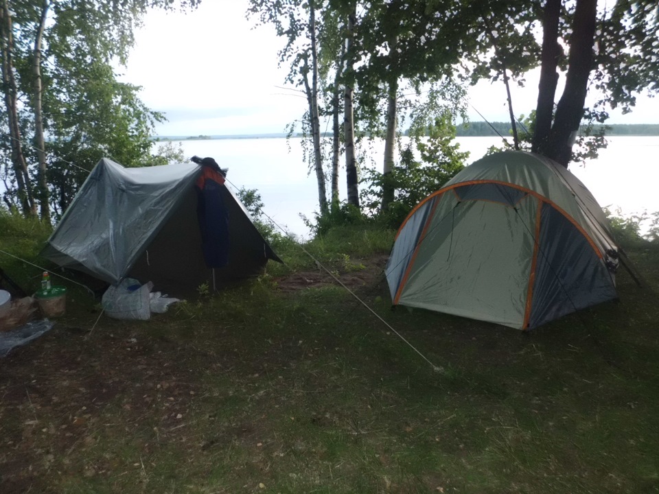 Рыбалка с проживанием волга. Волга с палатками. Палатка на берегу Волги. Выезд на природу с палатками. Палаточный лагерь на Волге.