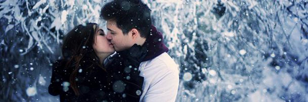 Песня люблю зиму. Пара зимой. Поцелуй под Снегопадом. Пара зима любовь. Пары влюбленных зимой.