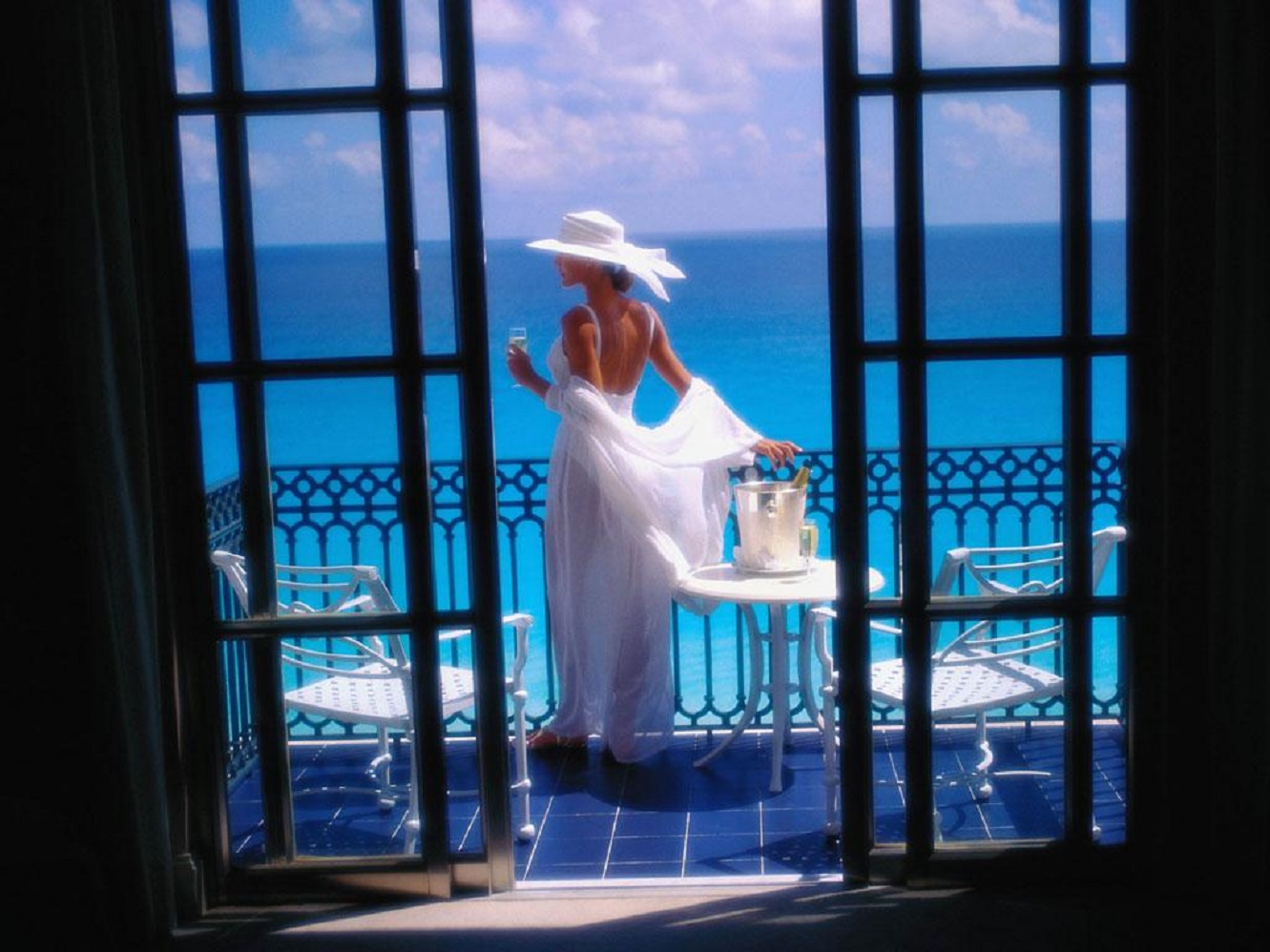 За окном белом платье. Девушка с видом на море. Девушка со шляпой с видом на море. Девушка на балконе с видом на море. Девушка окно море.