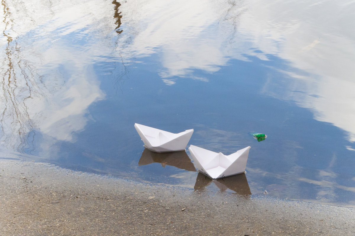 Кораблик из бумаги я по ручью пустил. Бумажный кораблик. Кораблик в луже. Кораблик в ручейке.