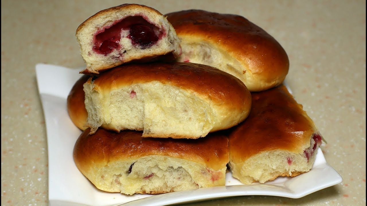 Пирожки печеные с вишней