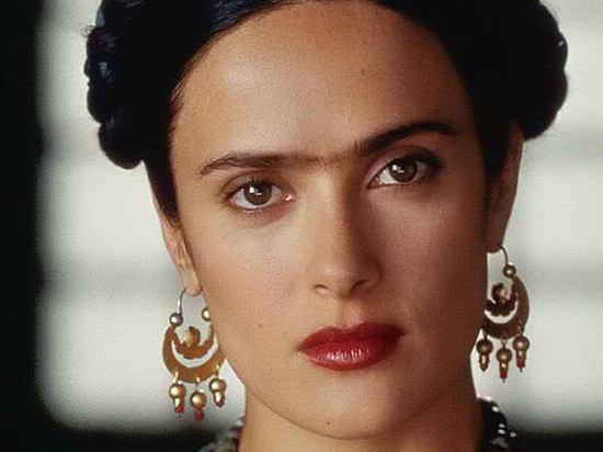 Женщина у подъезда