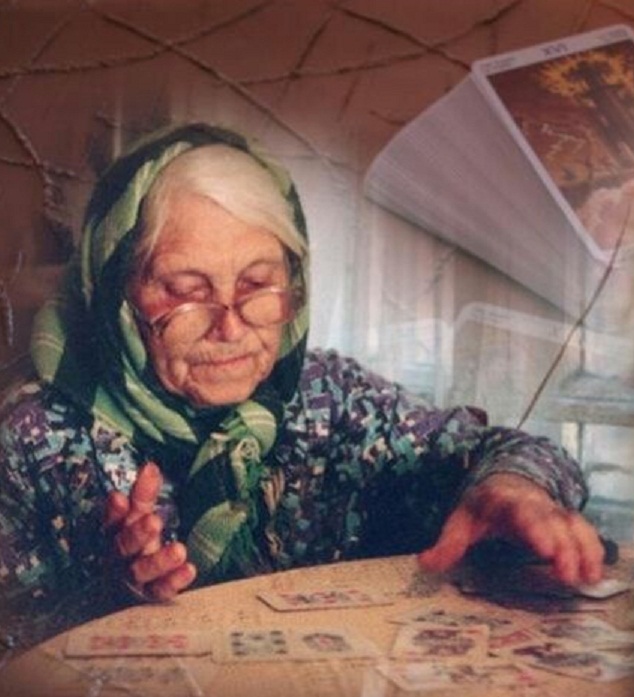 Где найти знахарку. Бабушка гадает. Бабка целительница. Бабушка в деревне. Бабка ведунья.