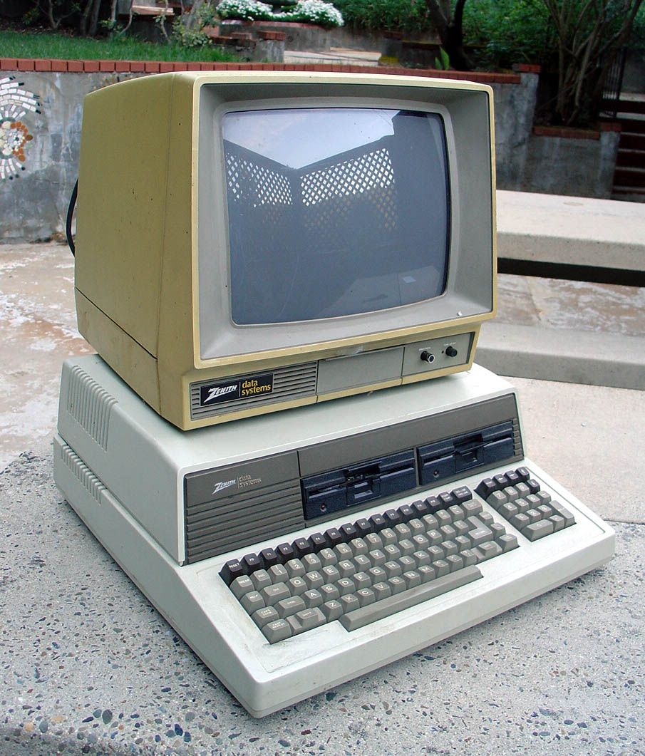 Продажа персонального компьютера. Zenith z-100. Старый компьютер. Стационарный компьютер старый. Старинный компьютер.