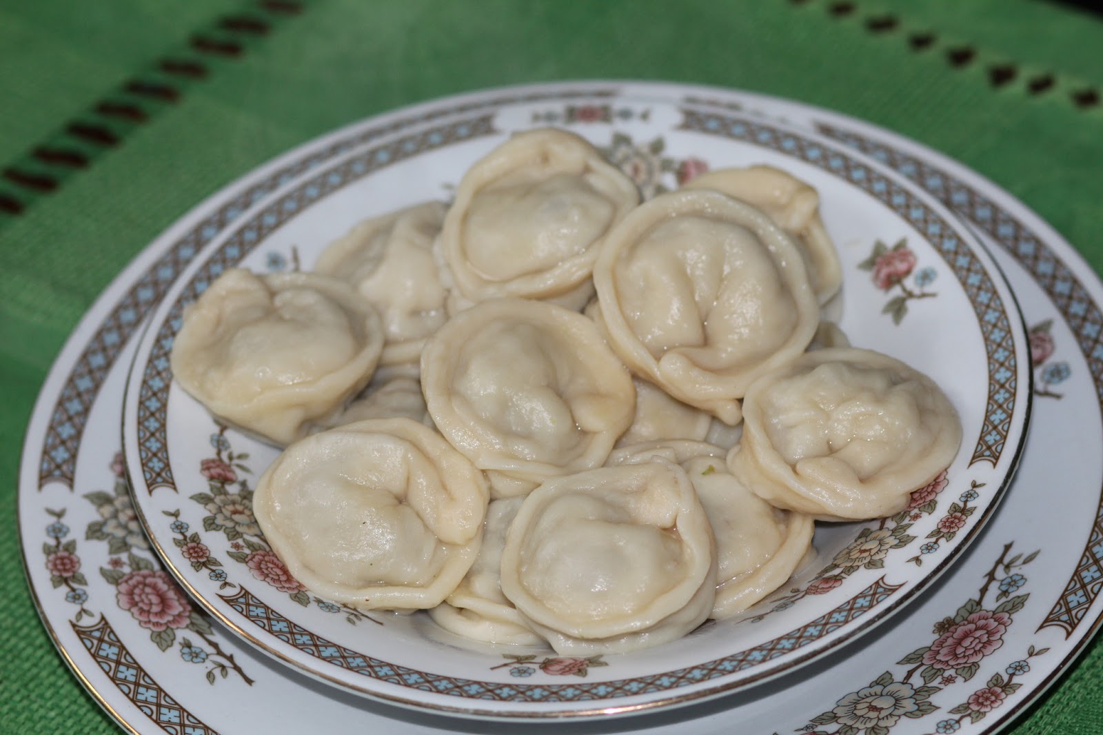 Пельмени на тарелке
