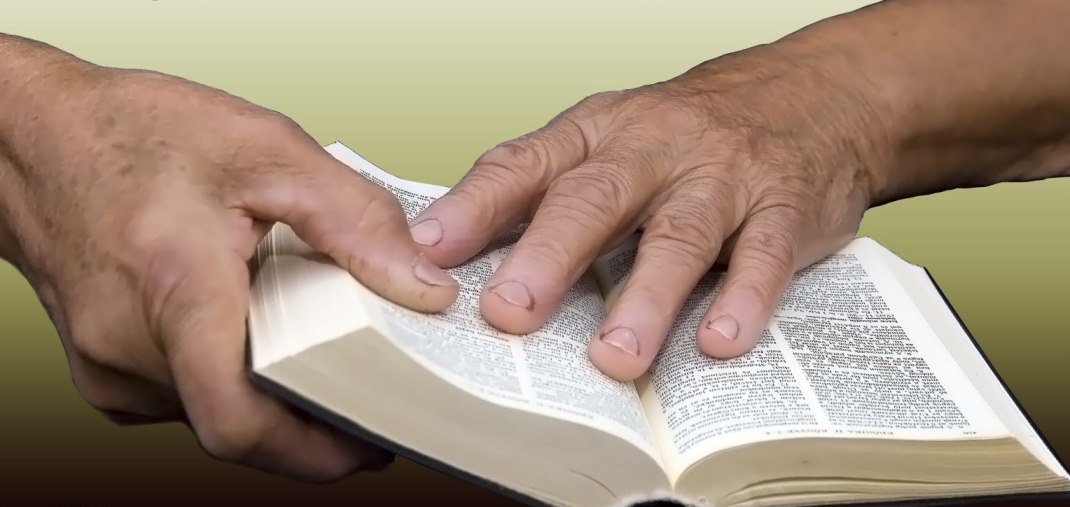 Библия глуп. Библия есть слово Божие. Изучайте слово Божие. Слово Божие книга. Чтение слова Божьего.