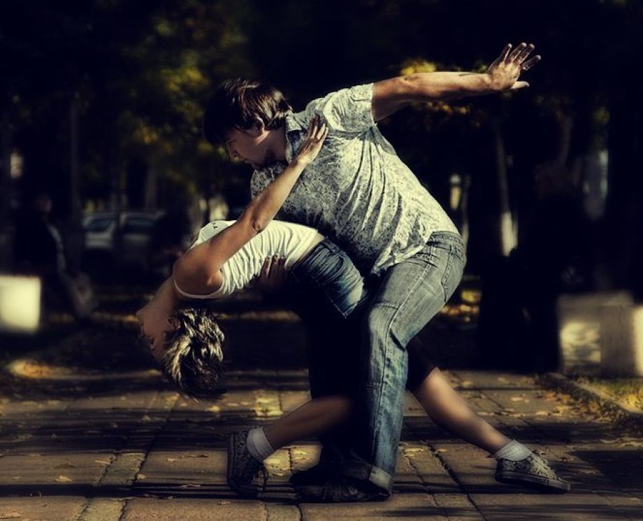 Танцуют девчонки а парни пусть постоят. Хастл. Пара танцует на улице. Хастл танец. Парень танцует на улице.