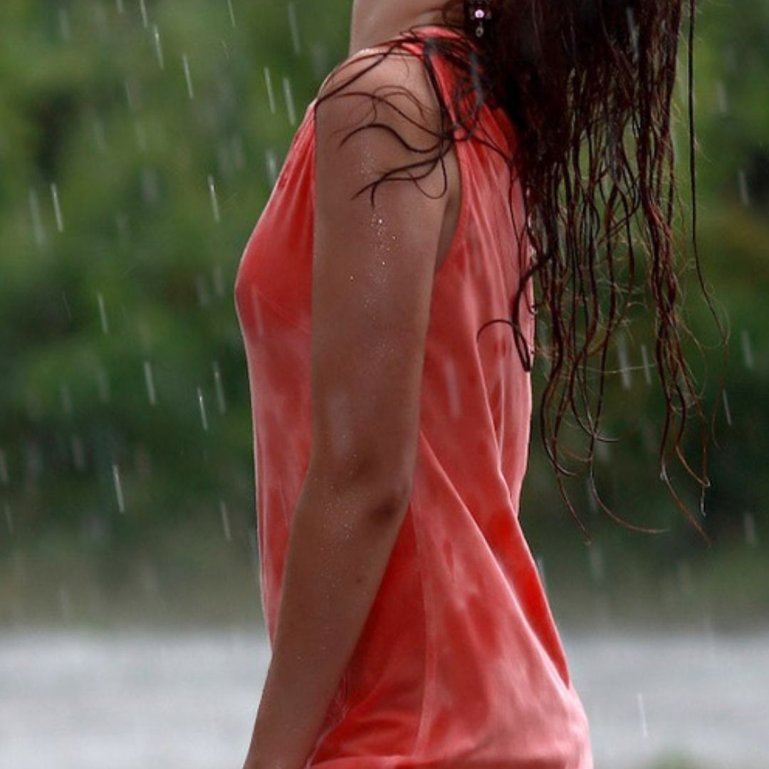 Девушка дождь. Девушка дождь. Промокла под дождем. Она промокла под дождем. Мокрая девушка под дождём.