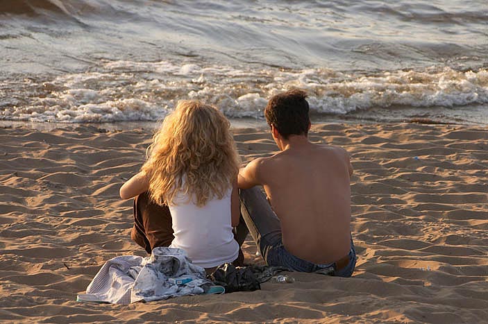 Пока муж на пляже. Парень с девушкой на берегу. Влюбленные на берегу моря. Блондинка и мужчина на берегу моря. Парень с девушкой на берегу моря.