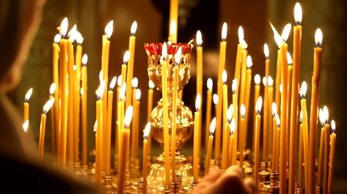 Горящие свечи в церкви. Церковные свечи. Свечи в церкви. Глоящие свечи в церкви.
