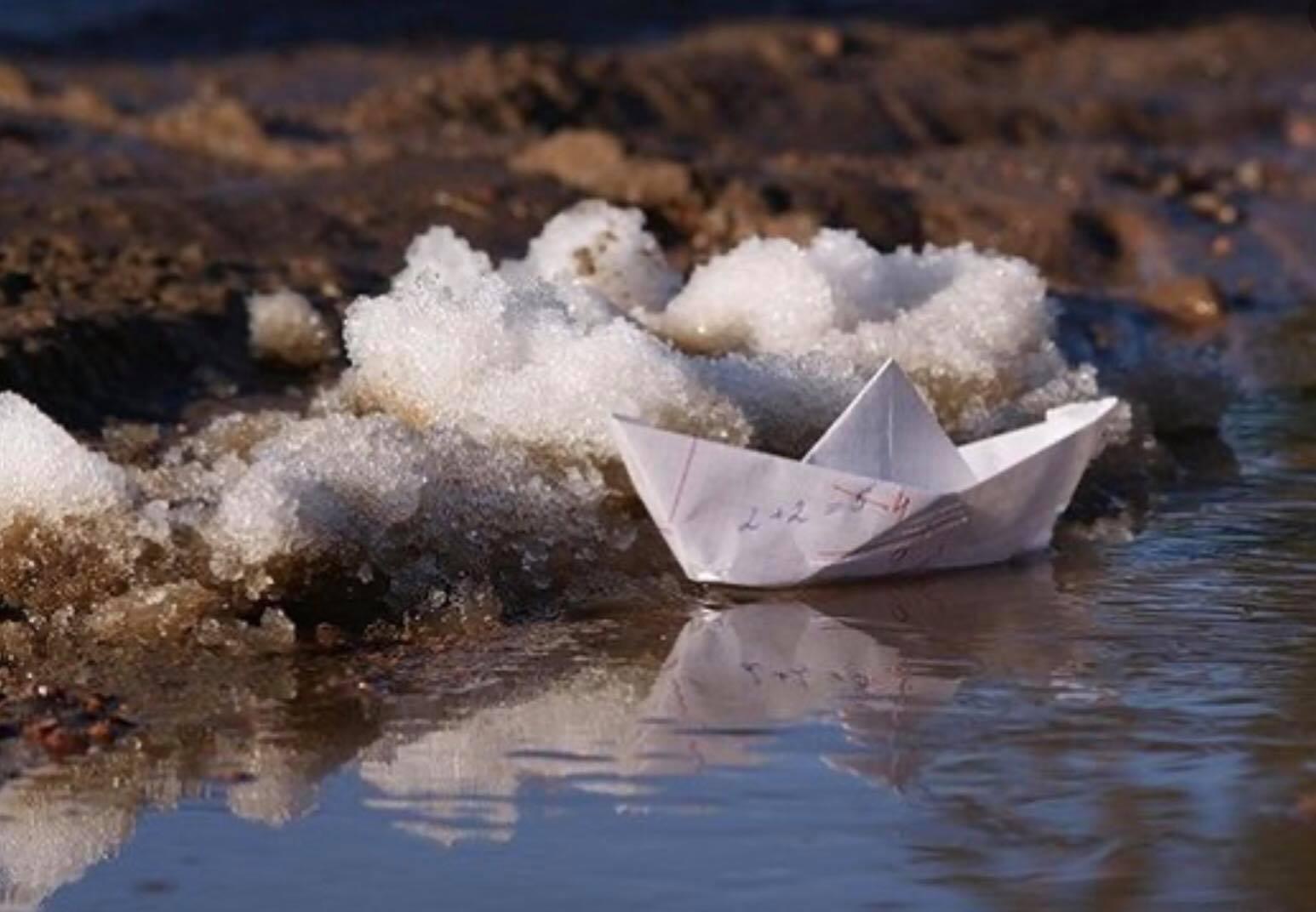 Кораблик из бумаги я по ручью пустил. Бумажный кораблик. Бумажный кораблик в ручейке. Бумажный кораблик в луже.