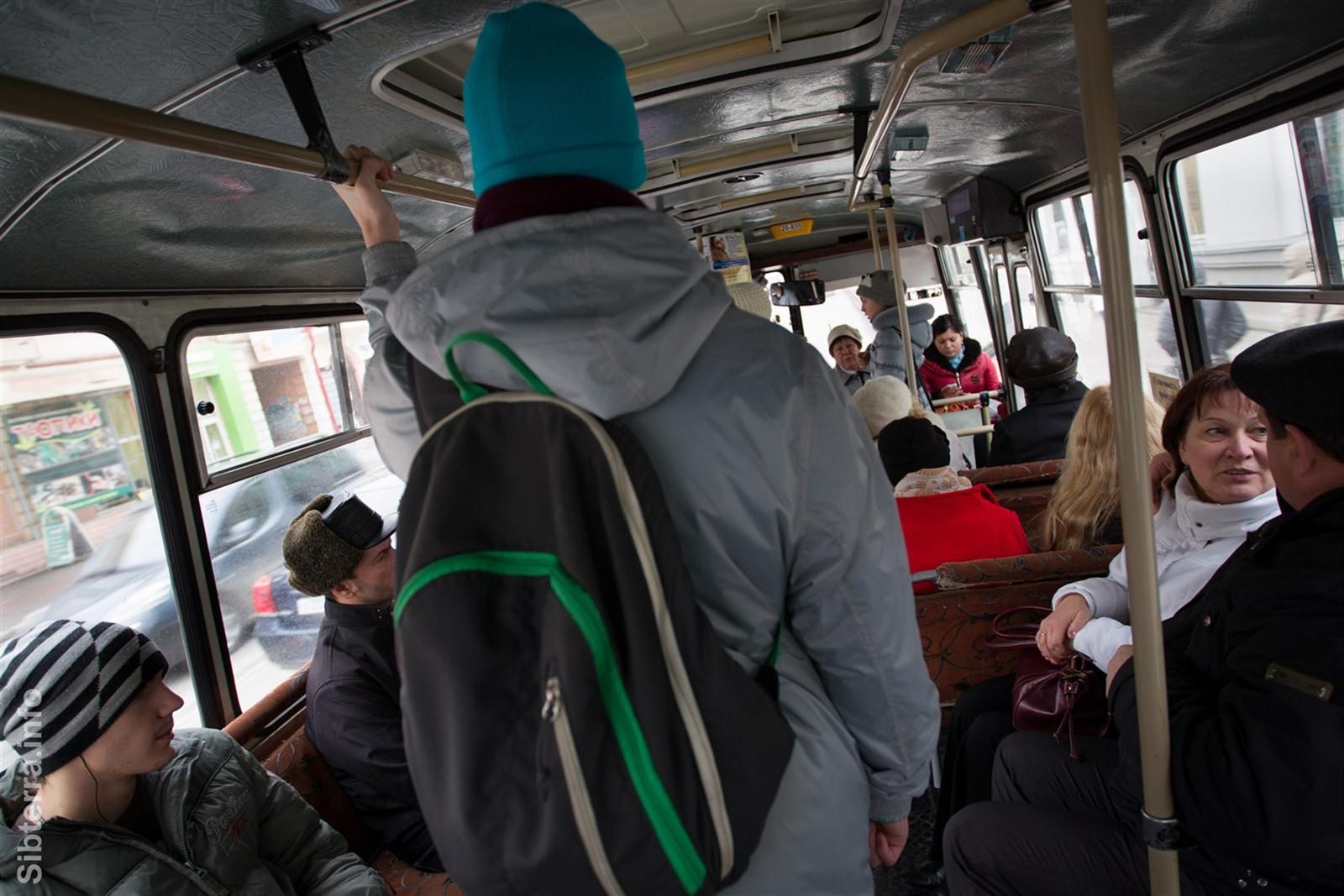 На остановке общественного транспорта подростки нецензурно. Люди в автобусе. Автобус. Еду в автобусе. Рюкзак в общественном транспорте.