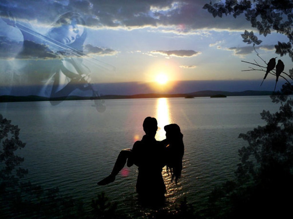 Вода уносит жизни. Двое на озере. Рассвет любовь. Влюбленные на закате. Романтичная ночь.