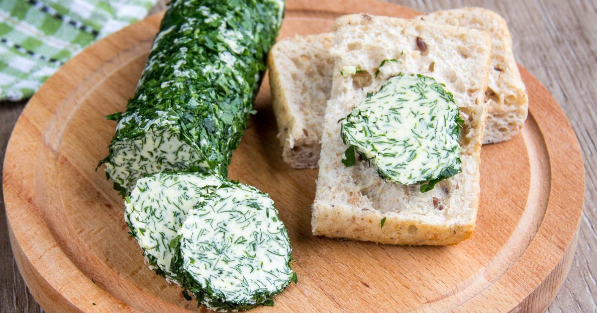 Намазка из сала и укропа. Бутерброды с зеленым маслом. Сыр с зеленью и чесноком. Масло с зеленью для бутербродов. Сливочное масло с чесноком и зеленью.