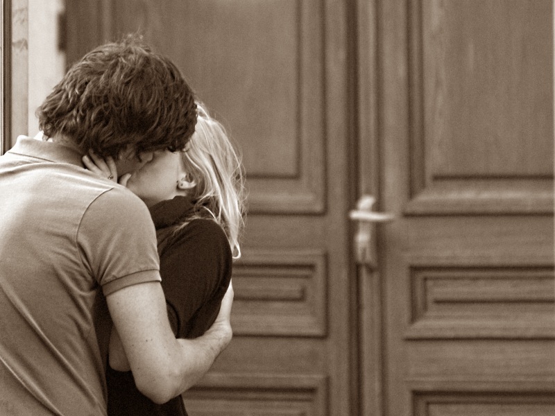 Муж целуется с любовником. Поцелуй у двери. Поцелуй на пороге. Объятия на пороге. Поцелуй на пороге дома.