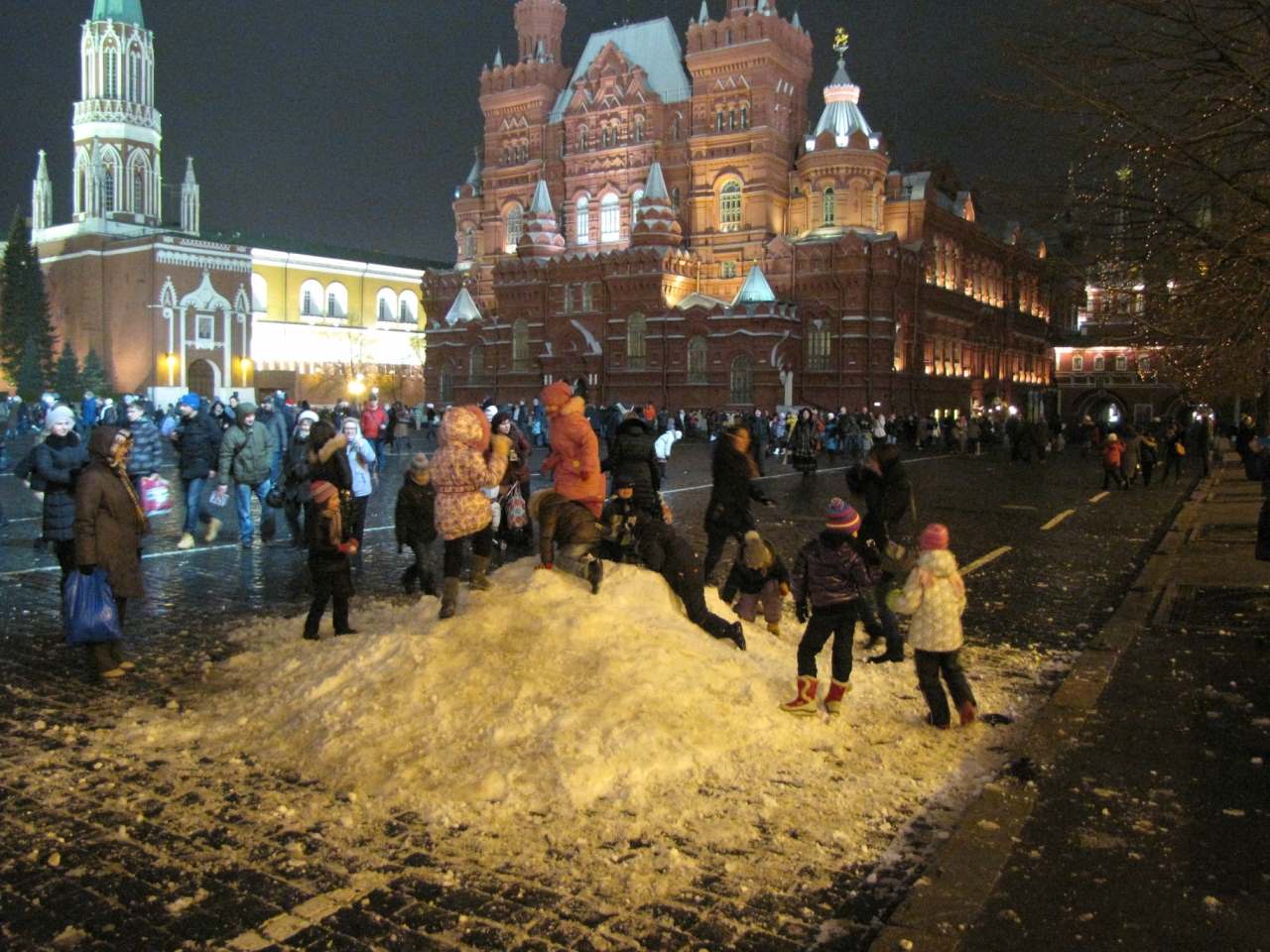 Хлопок в москве сегодня. Зима в Москве. Снег в Москве. Заснеженная Москва. Москва красная площадь снегопад.