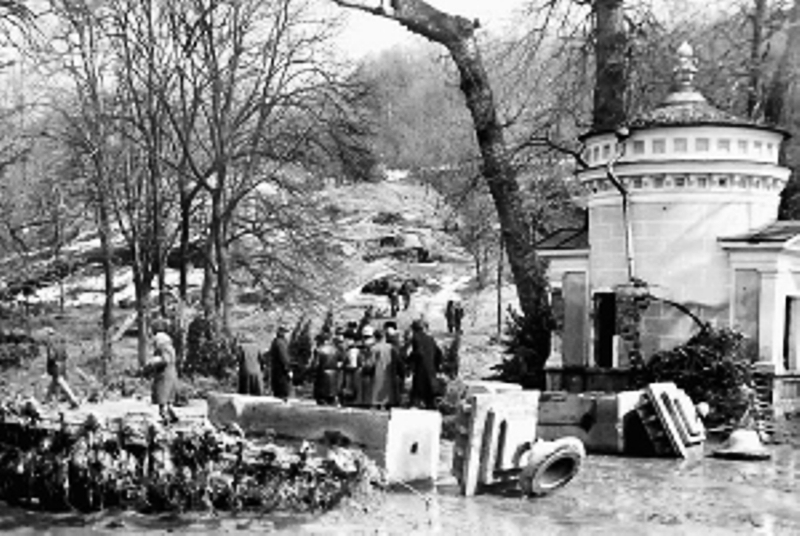 Утро 4 апреля 1980. Развалины на входе в парк