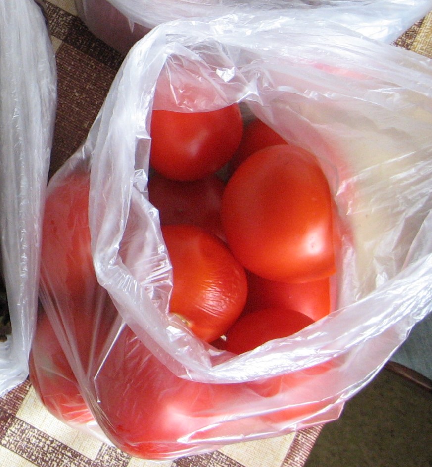 200 кг помидор. Килограмм помидоров. Помидоры на рынке. 1 Кг помидоров. Томаты 1 кг.