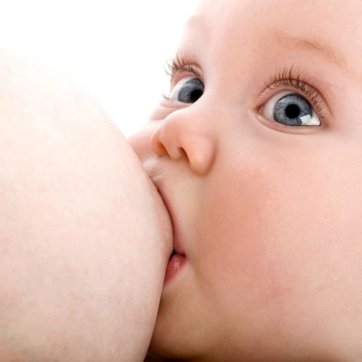 Пиздень матери. Грудное вскармливание детей. Младенец сосущий грудь. Кормление ребенка грудью. Малыш и грудное вскармливание.