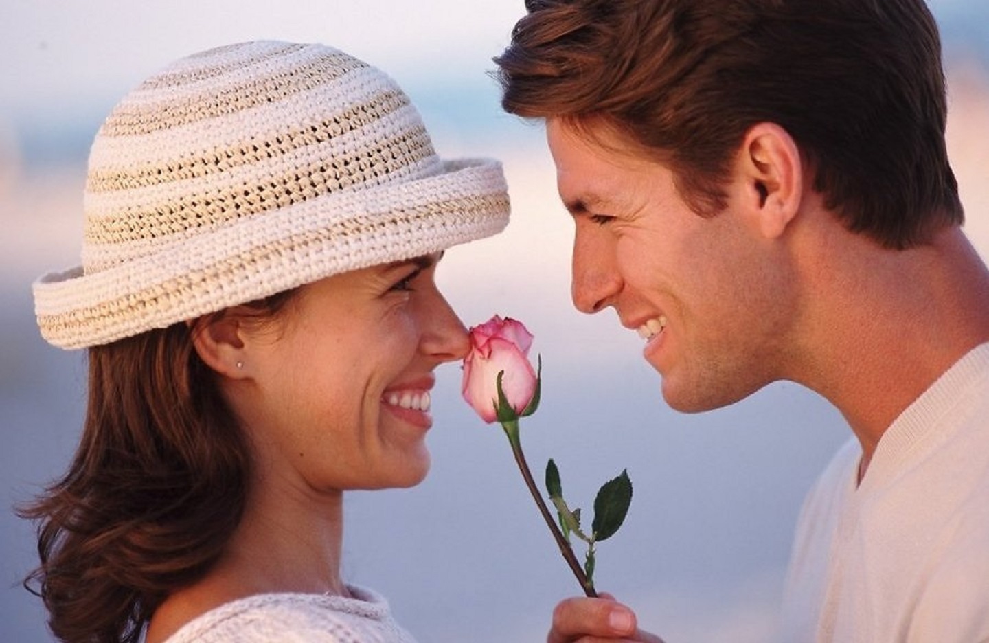 Что хотят мужчины от женщин в отношениях. Мужчина дарит цветы. Женщине дарят цветы. Мужчина дарит цветы женщине. Счастливые отношения между мужчиной и женщиной.