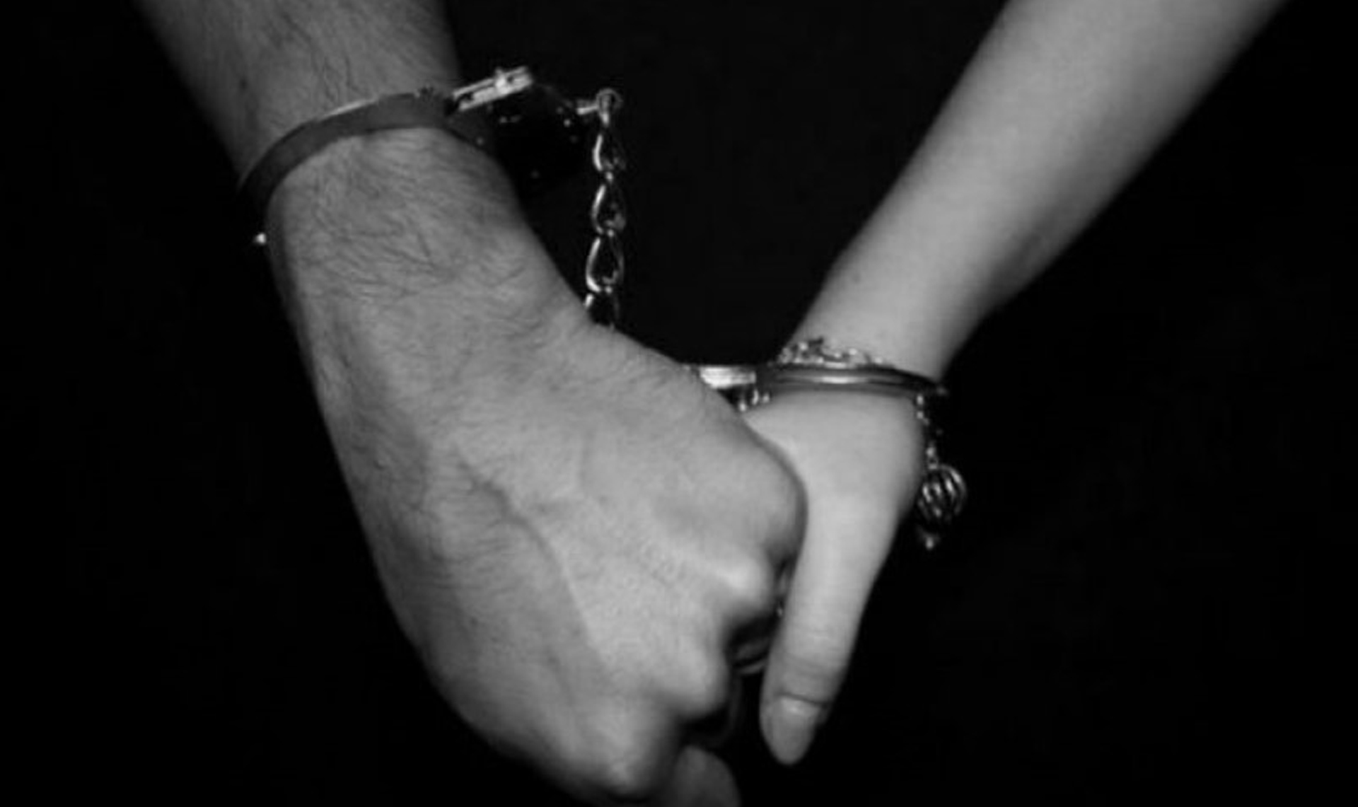 Связала бывшего мужа. Пара в наручниках. Руки в наручниках любовь. Мужская и женская рука в наручниках. Мужчина и женщина в наручниках.