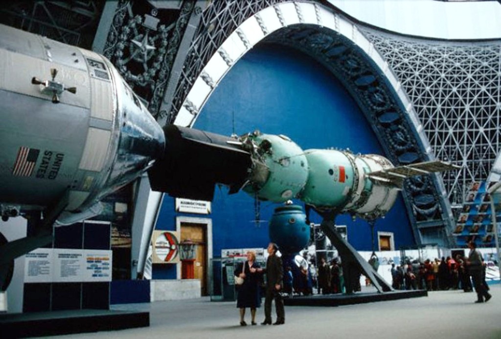 Аполлон и Союз на выставке