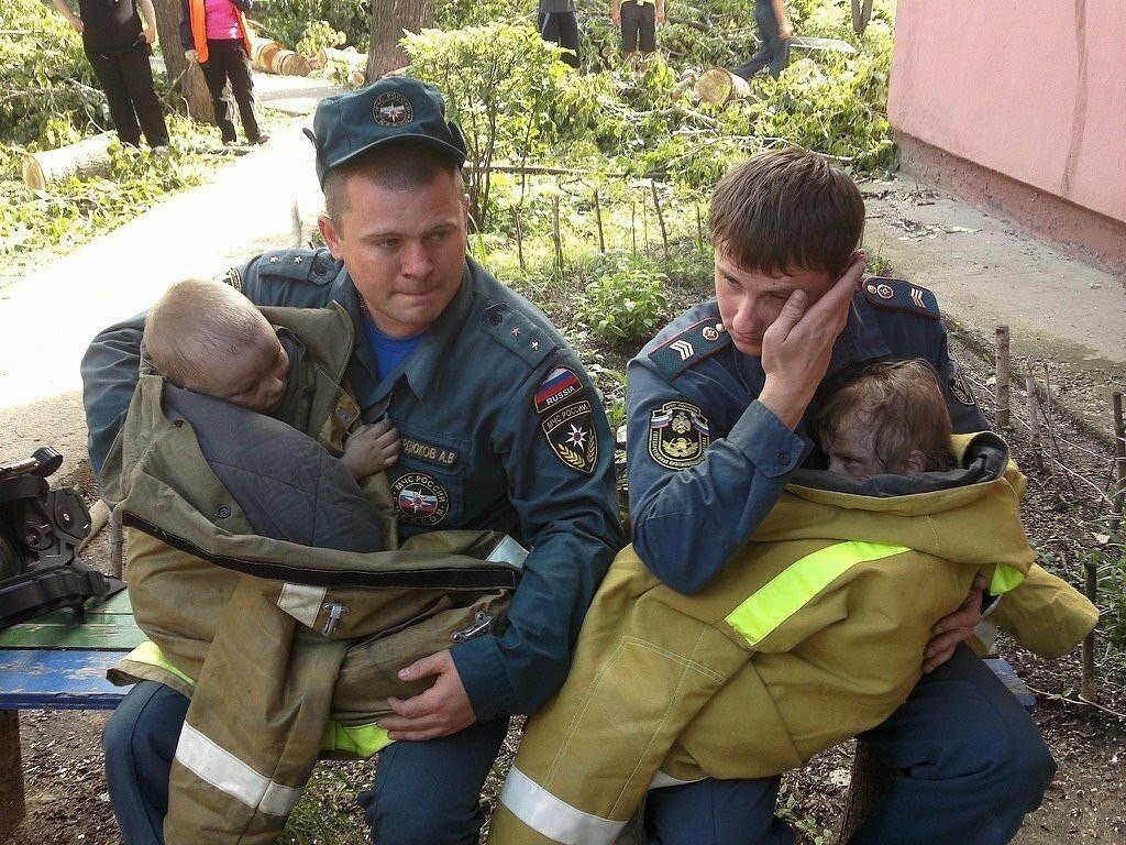 Герой повседневной жизни. Пожарный спасает ребенка. Героические поступки людей. Пожарные спасают людей.