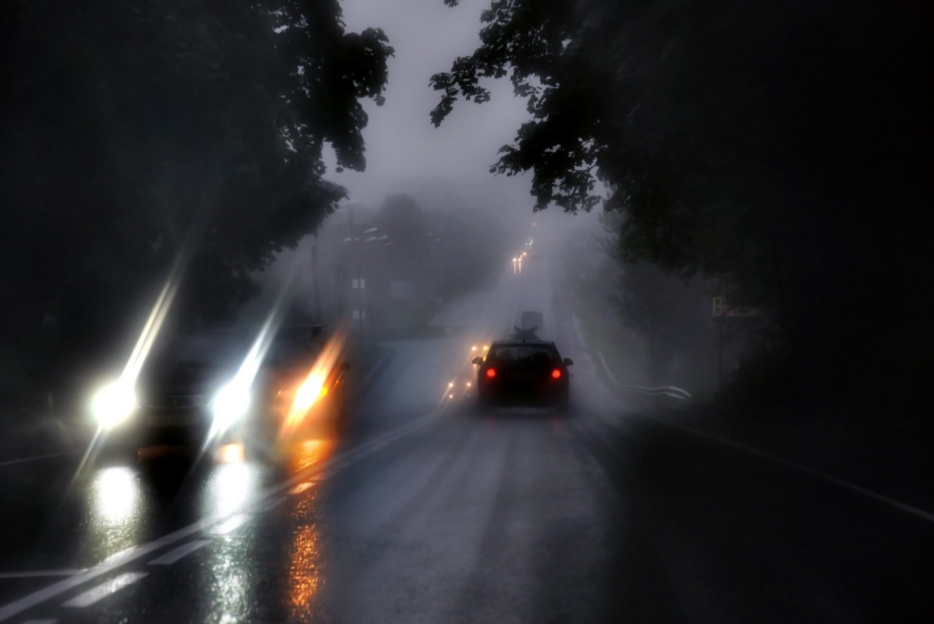 Дождь переехал. Машина в тумане. Плохая видимость на дороге. Туман на трассе. Машина едет в тумане.